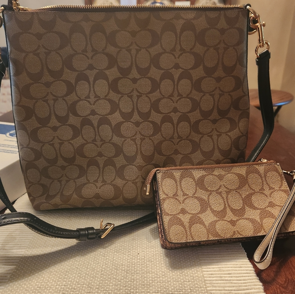 Coch bag and matching wristlet - Picture 2 of 4